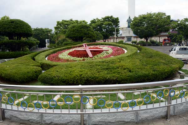Flower clock located in Yongdusan Park.